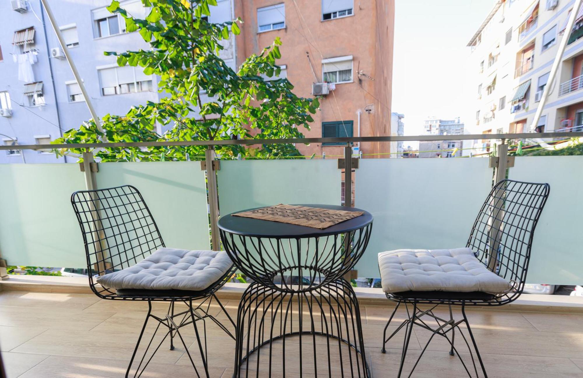 Syncron In The Center Of Appartement *